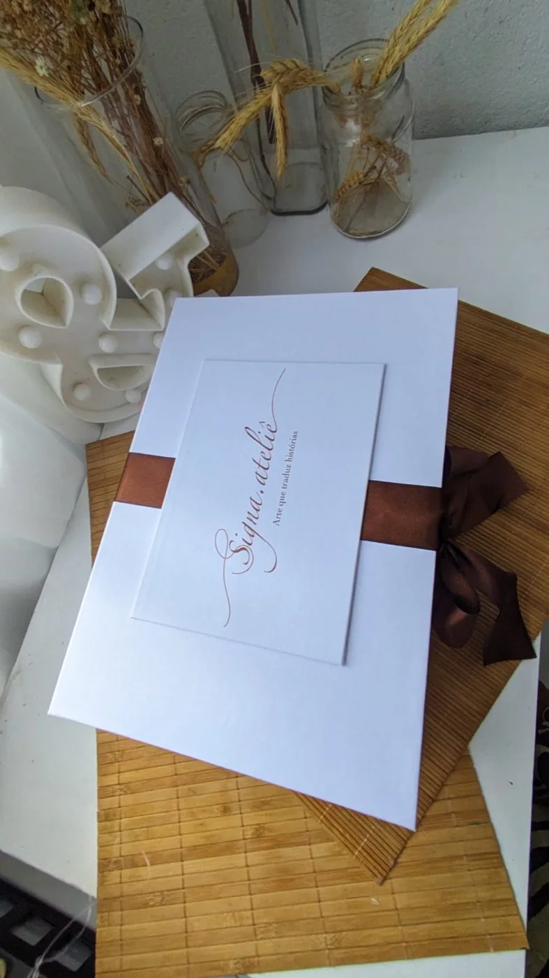 Coffret Sensorial — caixa branca com cartão e fita cobre